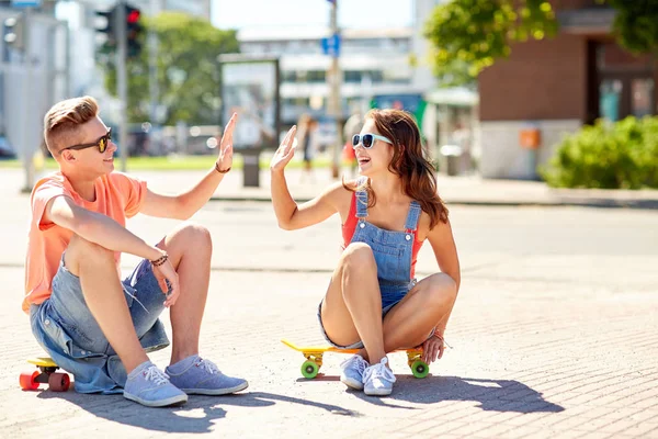 Έφηβο ζευγάρι με skateboards στο δρόμο της πόλης — Φωτογραφία Αρχείου