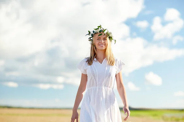 Gülümseyen genç kadın açık havada çiçek çelenk — Stok fotoğraf