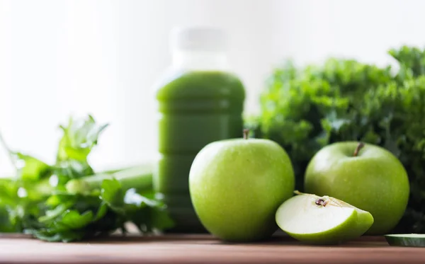 Крупним планом пляшка з зеленим соком і овочами — стокове фото