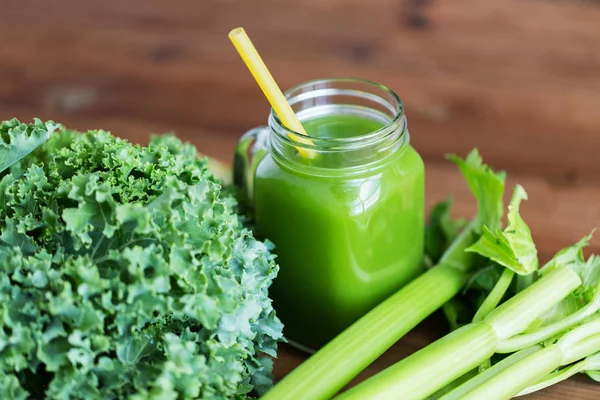 Close up de jarro com suco verde e legumes — Fotografia de Stock
