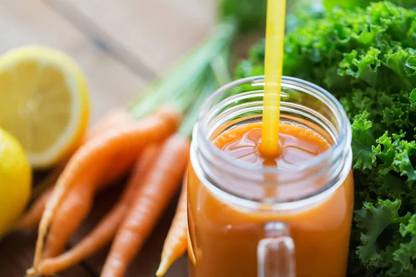 Fermer le jus de carotte, les fruits et les légumes — Photo