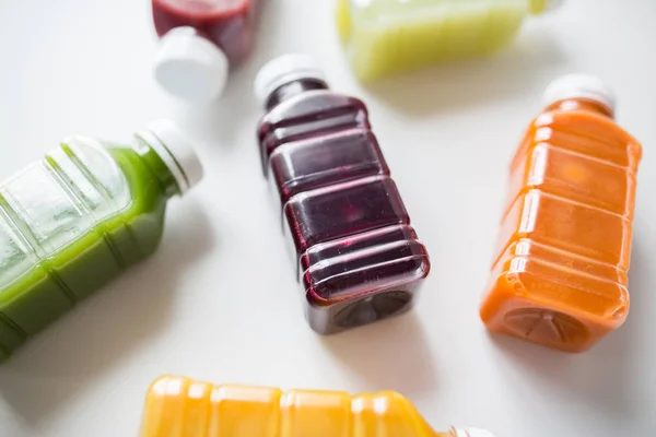 Flaskor med olika frukt- eller grönsaksjuice — Stockfoto