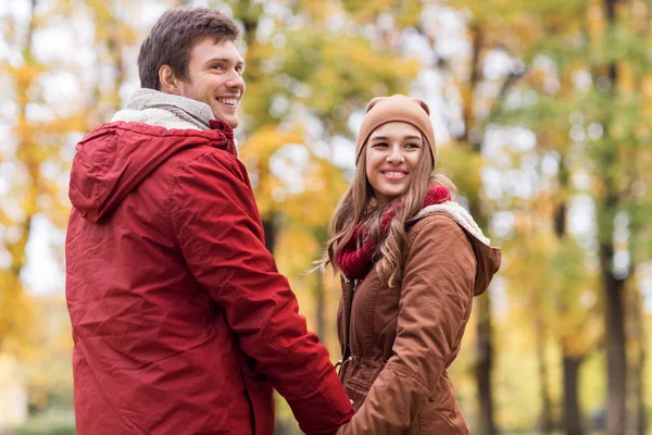 Feliz pareja joven caminando en el parque de otoño — Foto de Stock