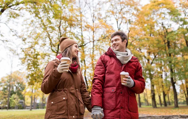 Šťastný pár s kávou procházky v podzimním parku — Stock fotografie
