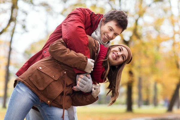 快乐的年轻夫妇，在秋天公园玩乐 — 图库照片
