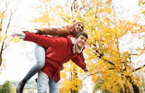 快乐的年轻夫妇，在秋天公园玩乐 — 图库照片