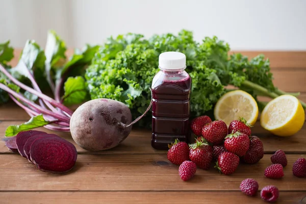 Bottiglia con succo di barbabietola, frutta e verdura Foto Stock
