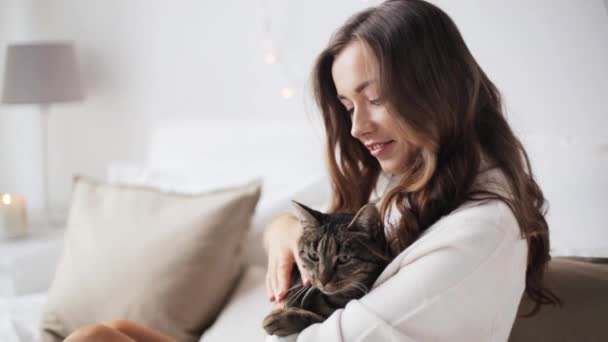 Jovem feliz com gato na cama em casa — Vídeo de Stock