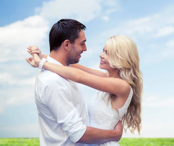 Feliz pareja abrazándose sobre fondo natural — Foto de Stock