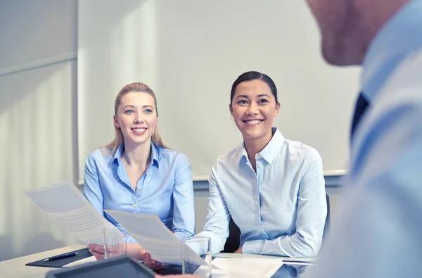 Sonrientes empresarias reunidas en la oficina — Foto de Stock