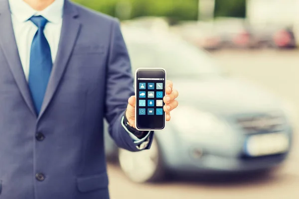 Primer plano del hombre de negocios con el menú del teléfono inteligente —  Fotos de Stock