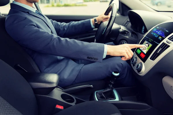 Primer plano del hombre que conduce el coche y la llamada entrante —  Fotos de Stock