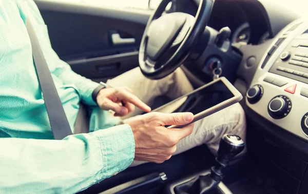 Primer plano de hombre joven con tablet PC coche de conducción —  Fotos de Stock