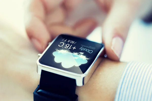 Primo piano delle mani con icona meteo su smartwatch — Foto Stock