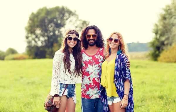 Smiling young hippie friends on green field — Stock Photo, Image