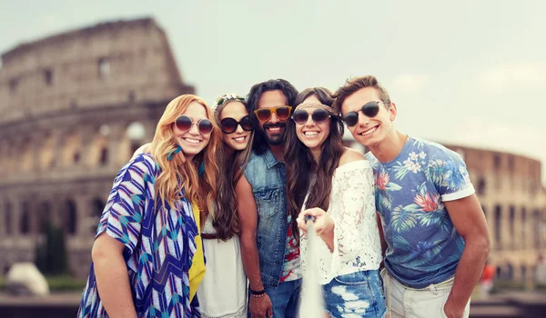 Happy hippie vrienden met selfie stok in coliseum — Stockfoto