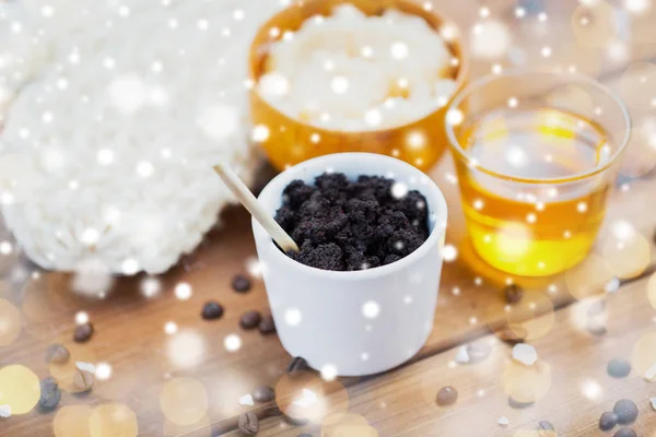 Scrub di caffè in tazza e miele su legno — Foto Stock