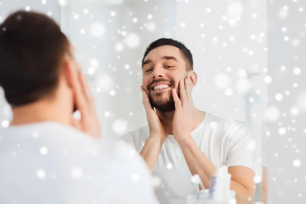 Felice giovane cercando di specchio a casa bagno — Foto Stock