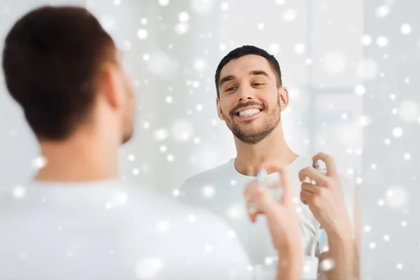 Homme avec parfum regardant à miroir à la salle de bain — Photo