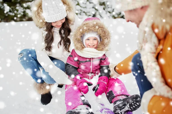 Met de slee in de winter buiten wandelen en gelukkige familie — Stockfoto