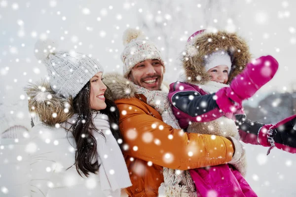 Щаслива сім'я з дитиною в зимовому одязі на відкритому повітрі — стокове фото