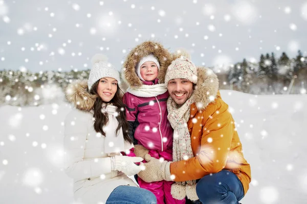 Familia feliz con el niño en ropa de invierno al aire libre —  Fotos de Stock