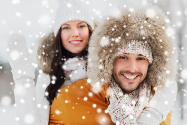 Casal feliz se divertindo sobre fundo de inverno — Fotografia de Stock