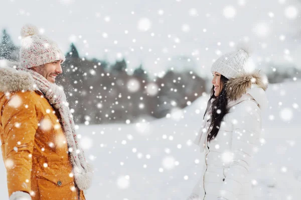 Lykkelige par gå over vinteren baggrund - Stock-foto