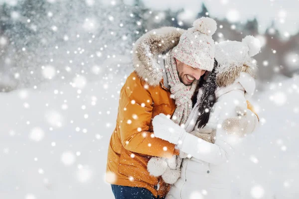 Feliz pareja abrazando y riendo en invierno —  Fotos de Stock