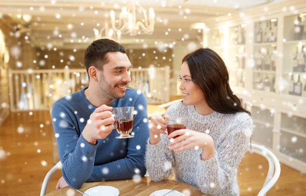 Feliz pareja bebiendo té en la cafetería — Foto de Stock