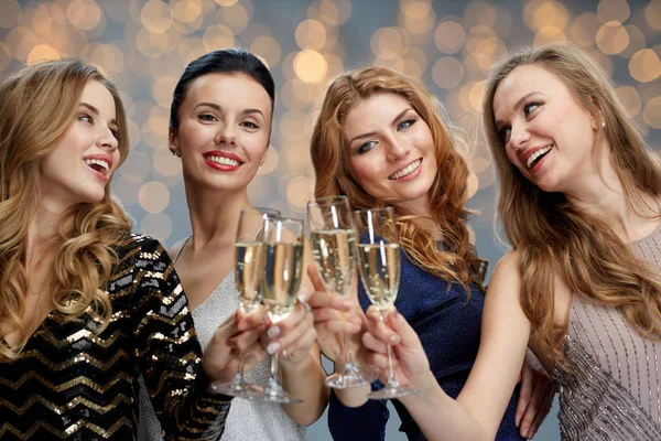 ライトをシャンパン グラスに素晴らしく幸せな女性 — ストック写真