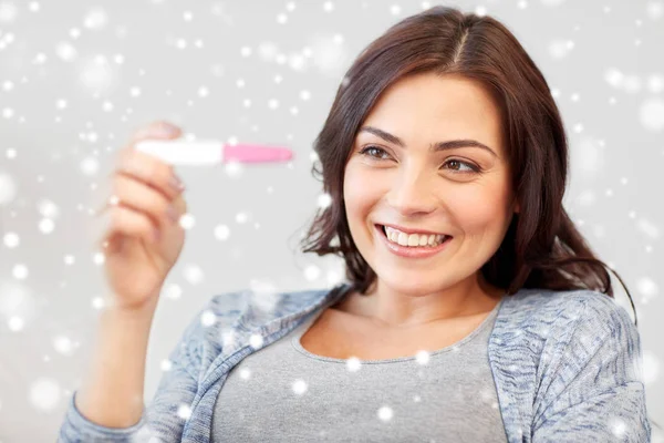 Szczęśliwa kobieta patrząc w domu test ciążowy — Zdjęcie stockowe