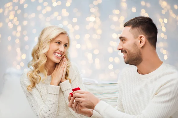 여자에 게 약혼 반지를 주는 행복 한 사람 — 스톡 사진