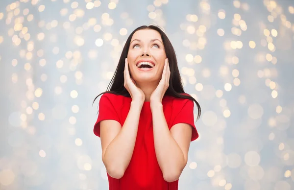 Sorprendido riendo joven mujer en vestido rojo —  Fotos de Stock