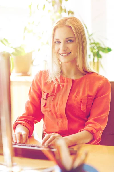 Glückliche Geschäftsfrau mit Computer im Büro — Stockfoto