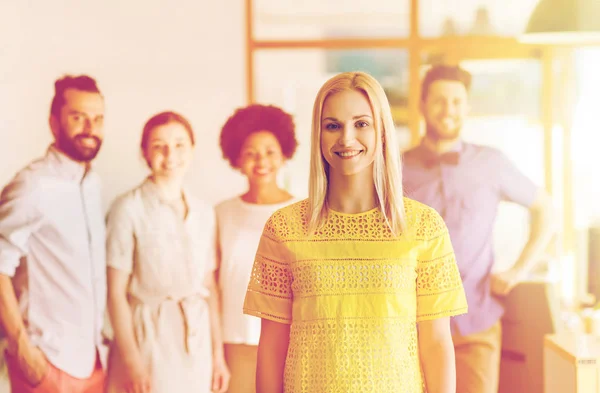 Boldog fiatal nő több mint kreatív csapat az irodában — Stock Fotó