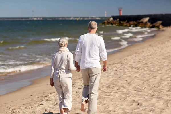 Casal Sênior Caminhando Ao longo da praia de verão — Fotografia de Stock