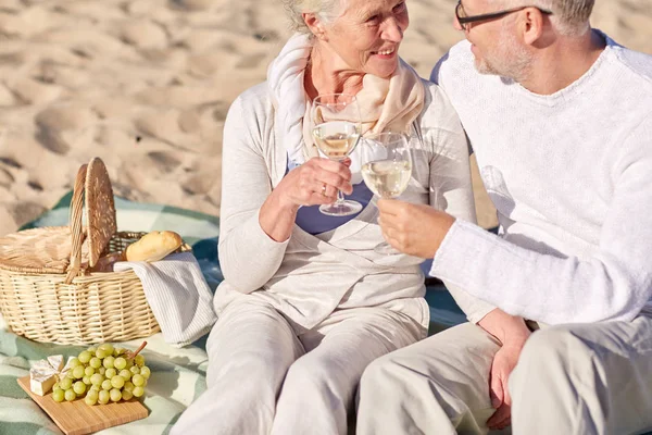 Glückliches Seniorenpaar beim Picknick am Sommerstrand — Stockfoto