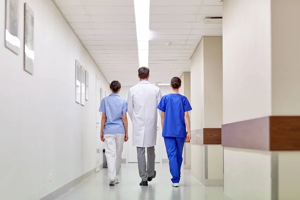 Gruppe von Sanitätern oder Ärzten, die am Krankenhaus entlang gehen — Stockfoto