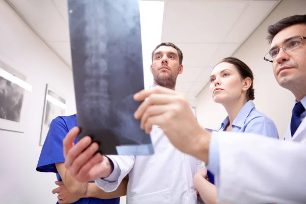 Groep van Medici met het aftasten van de röntgenfoto van de wervelkolom in ziekenhuis — Stockfoto