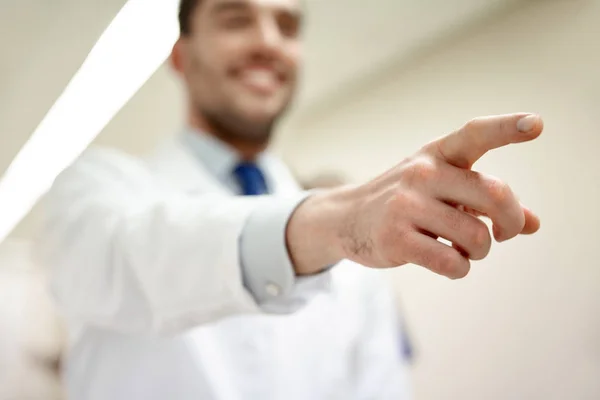病院で医師のポインティング指のクローズ アップ — ストック写真