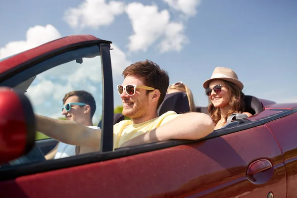 Happy vänner körning i cabriolet bil — Stockfoto