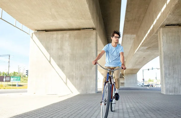 Hombre joven hipster montar bicicleta de engranaje fijo — Foto de Stock