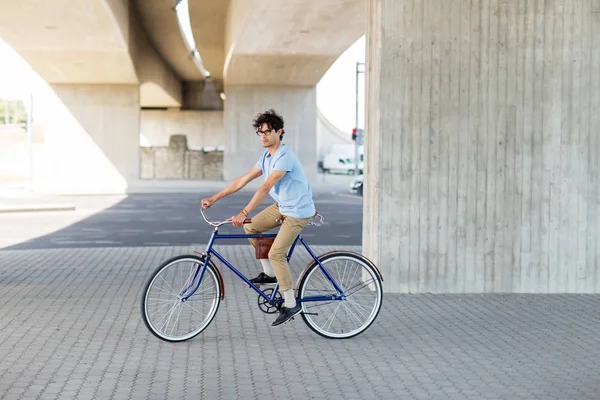 Ung hipster man ridning fasta redskap cykel — Stockfoto