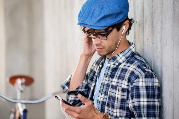 Csípő ember fülhallgató, smartphone és kerékpár — Stock Fotó
