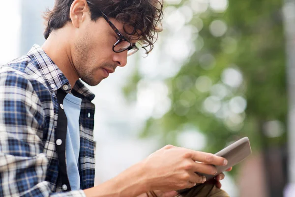 Primer plano del hombre con la tableta PC al aire libre — Foto de Stock