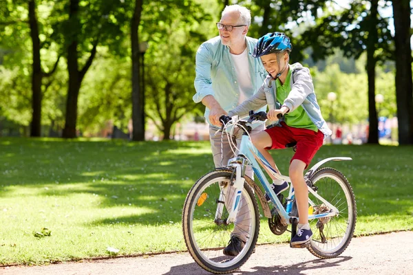 Großvater und Junge mit Fahrrad im Sommerpark — Stockfoto