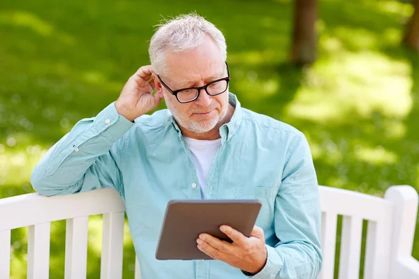 Senior man with tablet pc at summer park — Stock Photo, Image