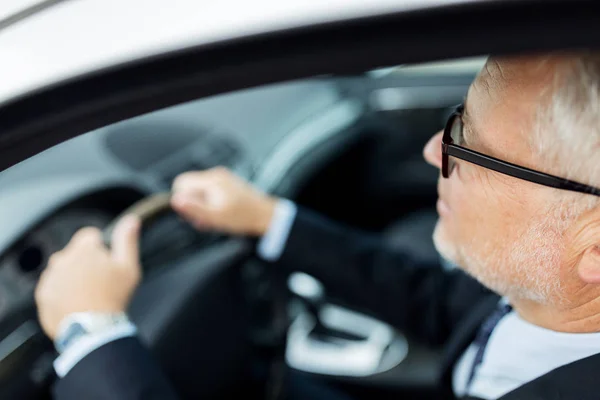 Felice uomo d'affari anziano guida auto — Foto Stock