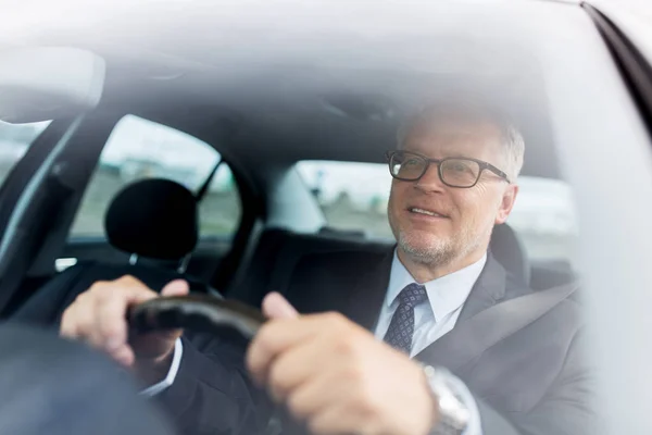 Glad senior affärsman kör bil — Stockfoto